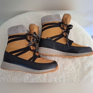 Women's Salomon Winter Boots Size 8.